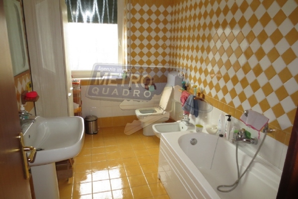 bagno con vasca - UNIFAM. AFFIANCATA THIENE (VI) NORD 